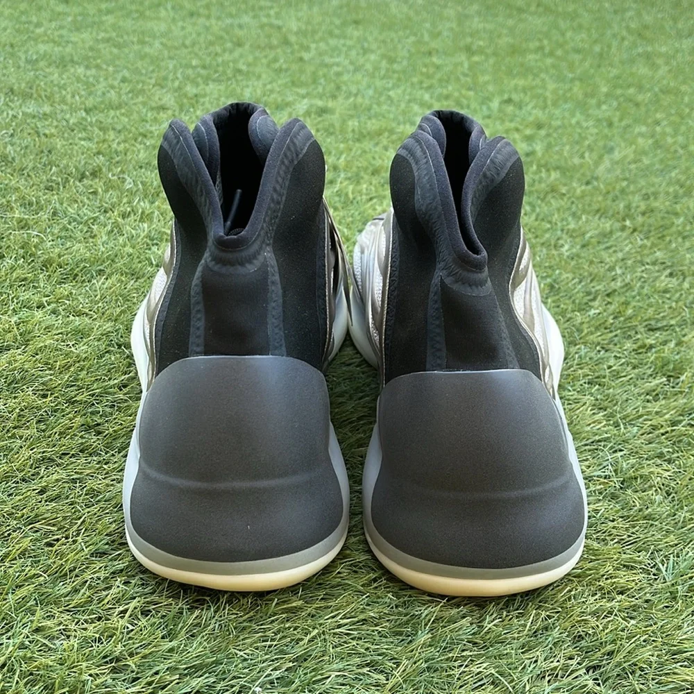 Adidas Yeezy Quantum - Picture 3 of 5
